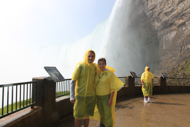 Karine & Manu devant la chute du Niagara